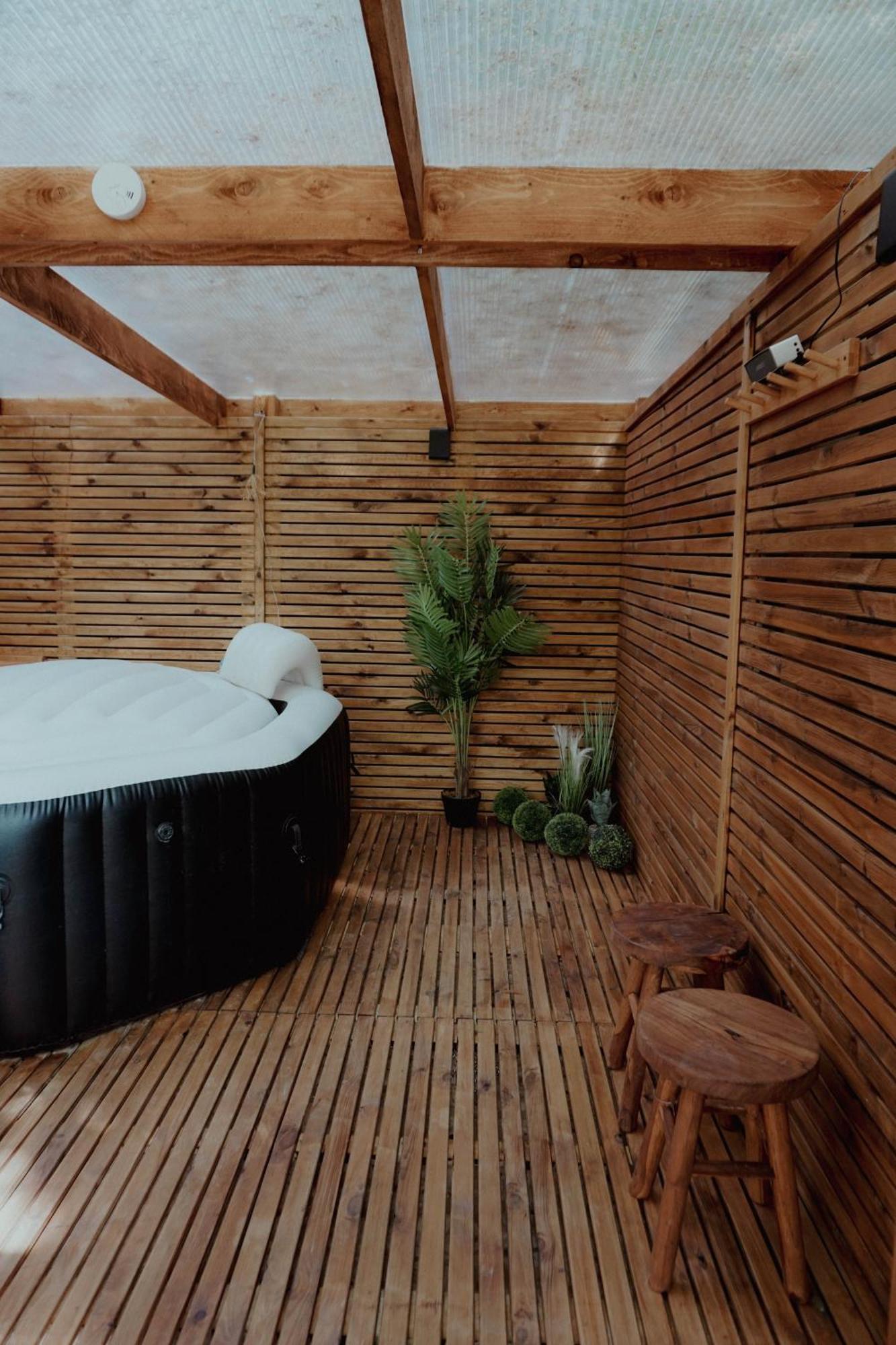 Le Chalet Tipi Avec Jacuzzi Et Jardin Troyes Luaran gambar