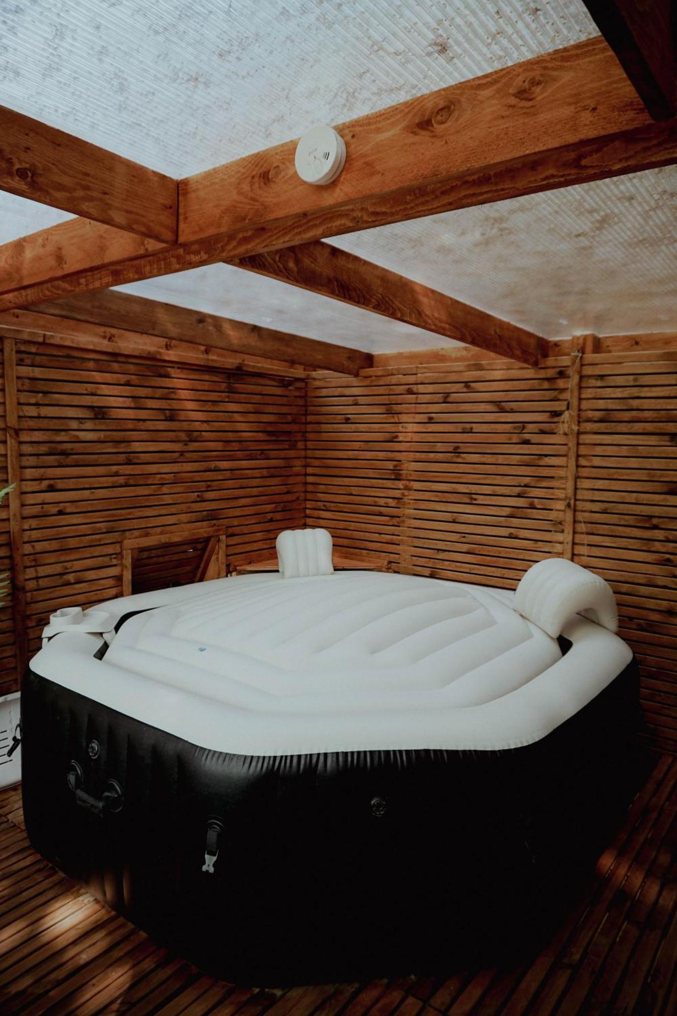 Le Chalet Tipi Avec Jacuzzi Et Jardin Troyes Luaran gambar